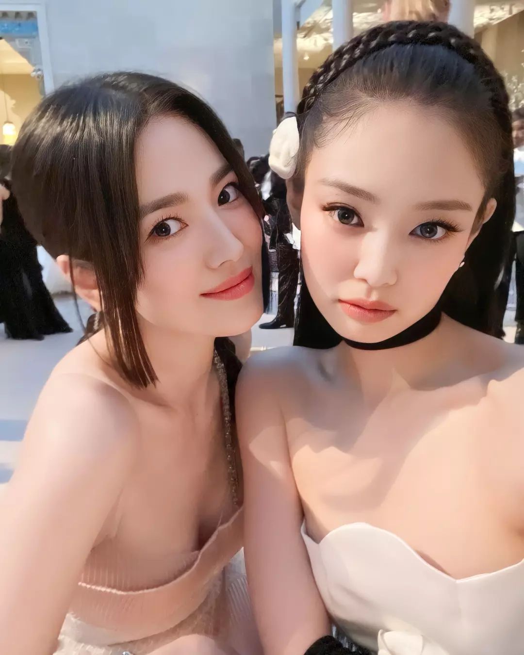 Song Hye-kyo and Jennie BLACKPINK selfie at Met Gala 2023