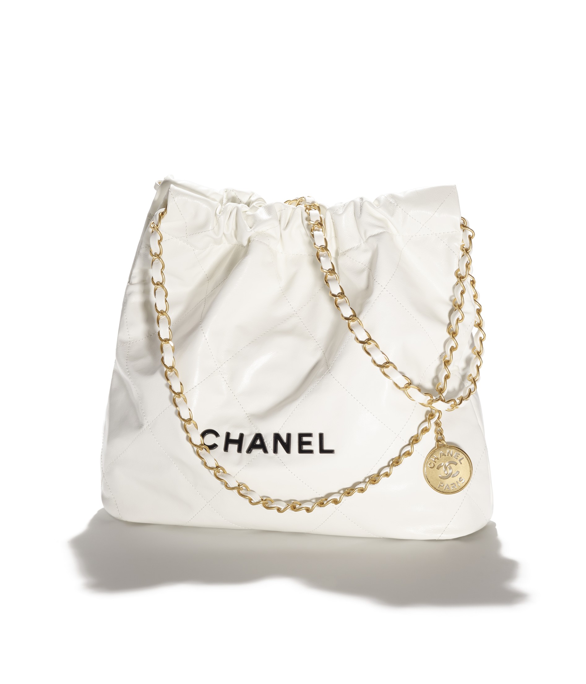 กระเป๋ารุ่น 'CHANEL 22' จากแบรนด์ CHANEL โดยฝีมือการสร้างสรรค์ของ Virginie Viard