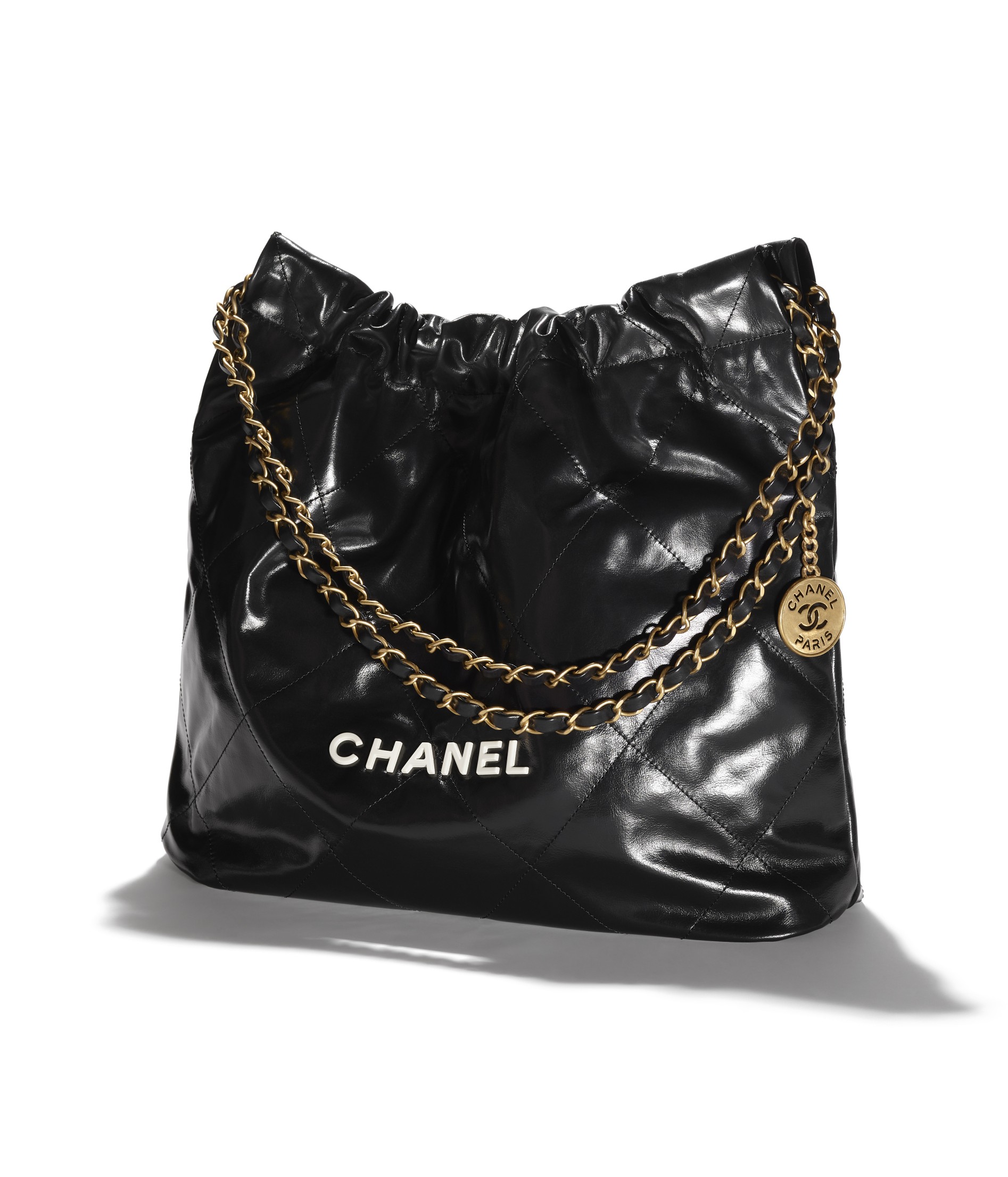 กระเป๋ารุ่น 'CHANEL 22' จากแบรนด์ CHANEL โดยฝีมือการสร้างสรรค์ของ Virginie Viard