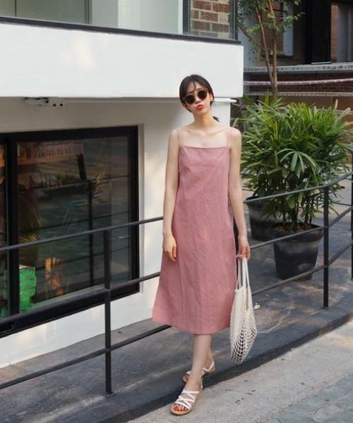 ผู้หญิงเอเชียใส่ชุดเดรสยาวสีชมพู