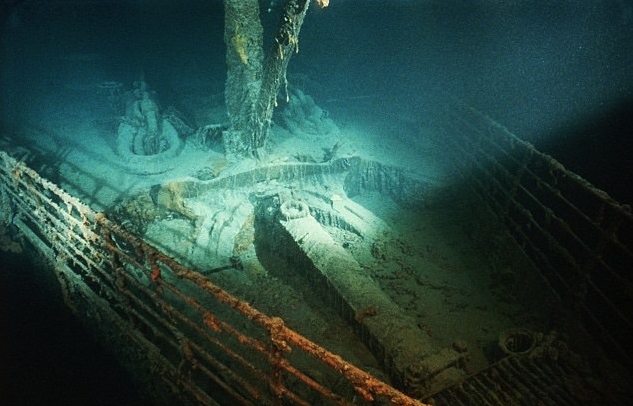 titanic-wreckec-under-ocean