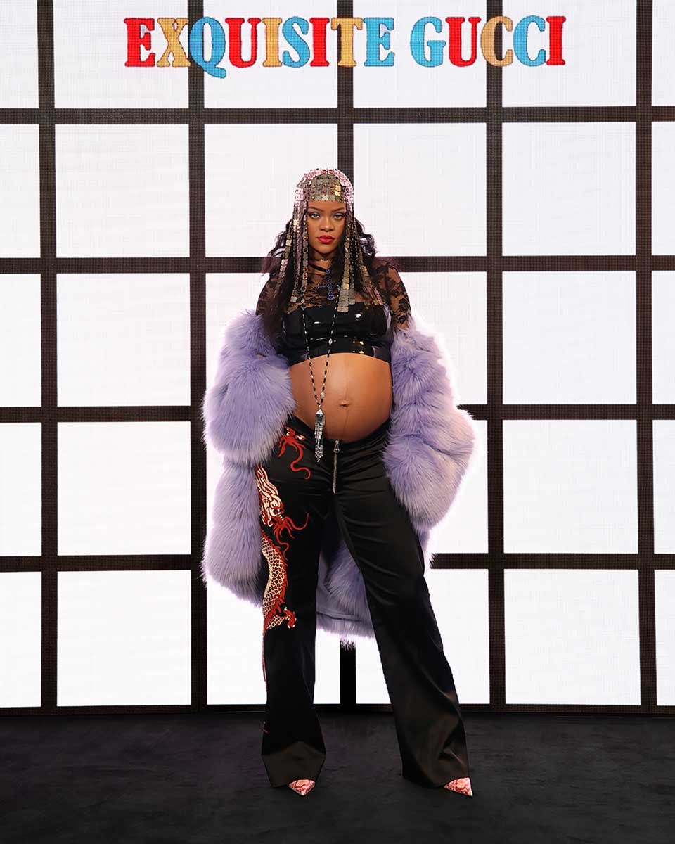 Rihanna ในชุดคร็อปท็อป และเสื้อคลุมขนเฟอน์ เผยให้เห็นหน้าท้อง เข้าร่วมชมโชว์คอลเล็กชั่นฤดูใบไม้ร่วง/ฤดูหนาว ปี 2022 จากแบรนด์ Gucci 