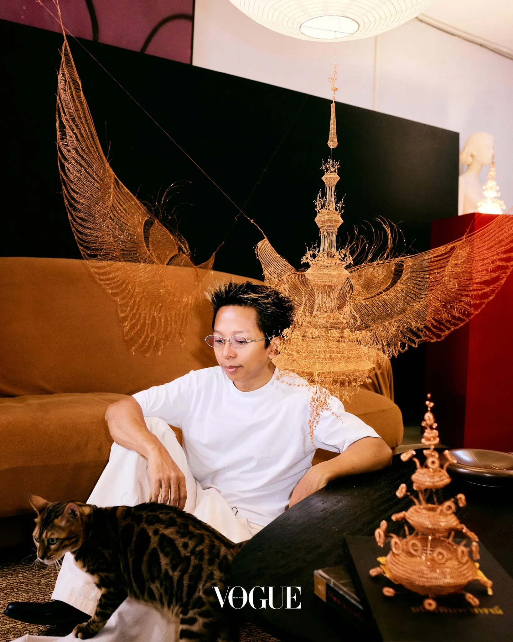 ทำความรู้จัก ‘เจมส์-ธีรพล สีสังข์’ ศิลปินไทยรุ่นใหม่ผู้หยิบยกภูมิปัญญาการถัด ขด ผสาน ขมวด และทอจากงานหัตถศิลป์ไทยมาตีความใหม่ในมุมมองร่วมสมัยจนแบรนด์ระดับโลกอย่าง Bottega Veneta เลือกมาร่วมงานด้วย