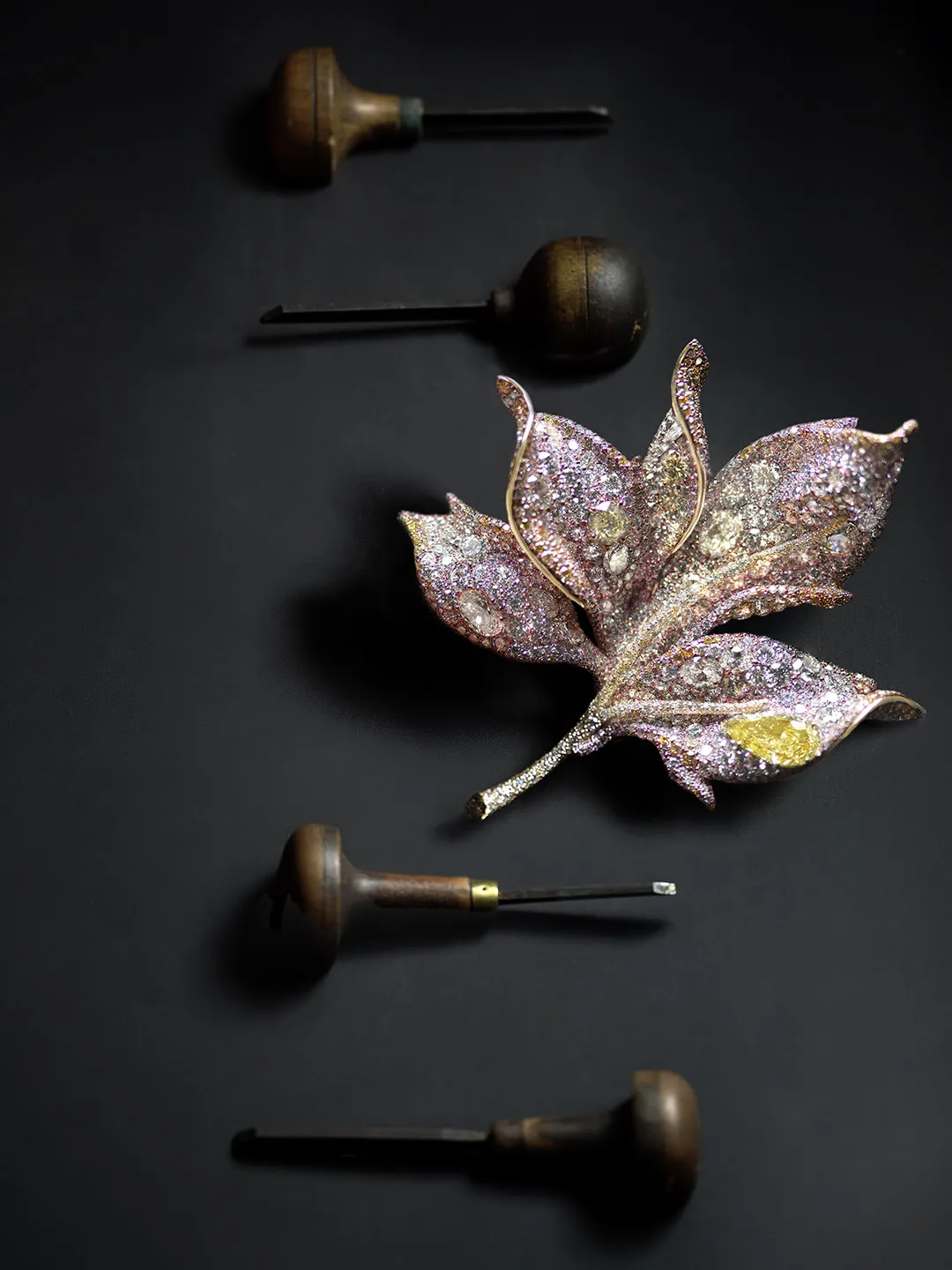 เข็มกลัด Four Seasons Maple Leaf จาก CINDY CHAO The Art Jewel