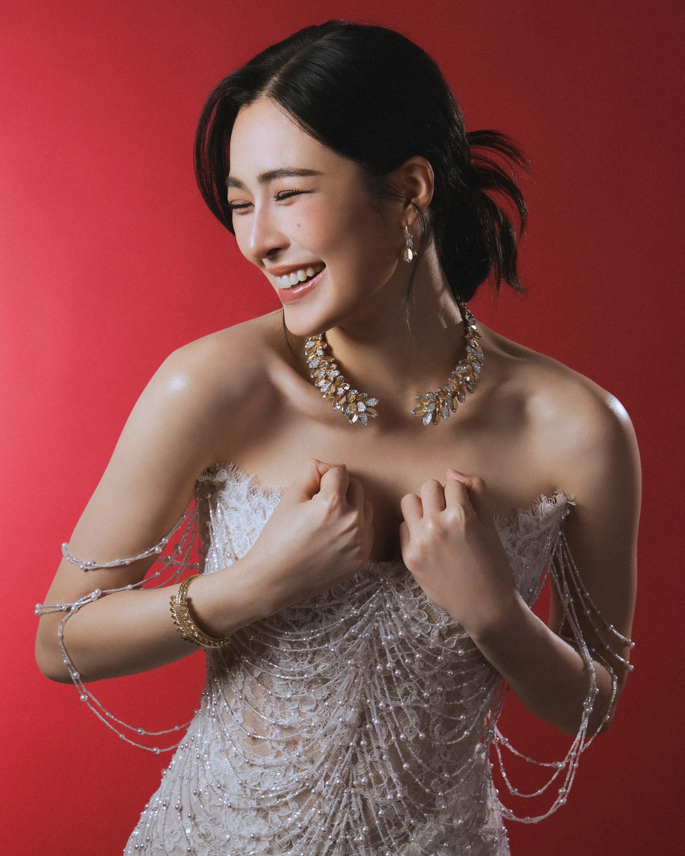 หลิงหลิง คอง กับเครื่องประดับ Cartier ในงาน Weibo Gala 2026