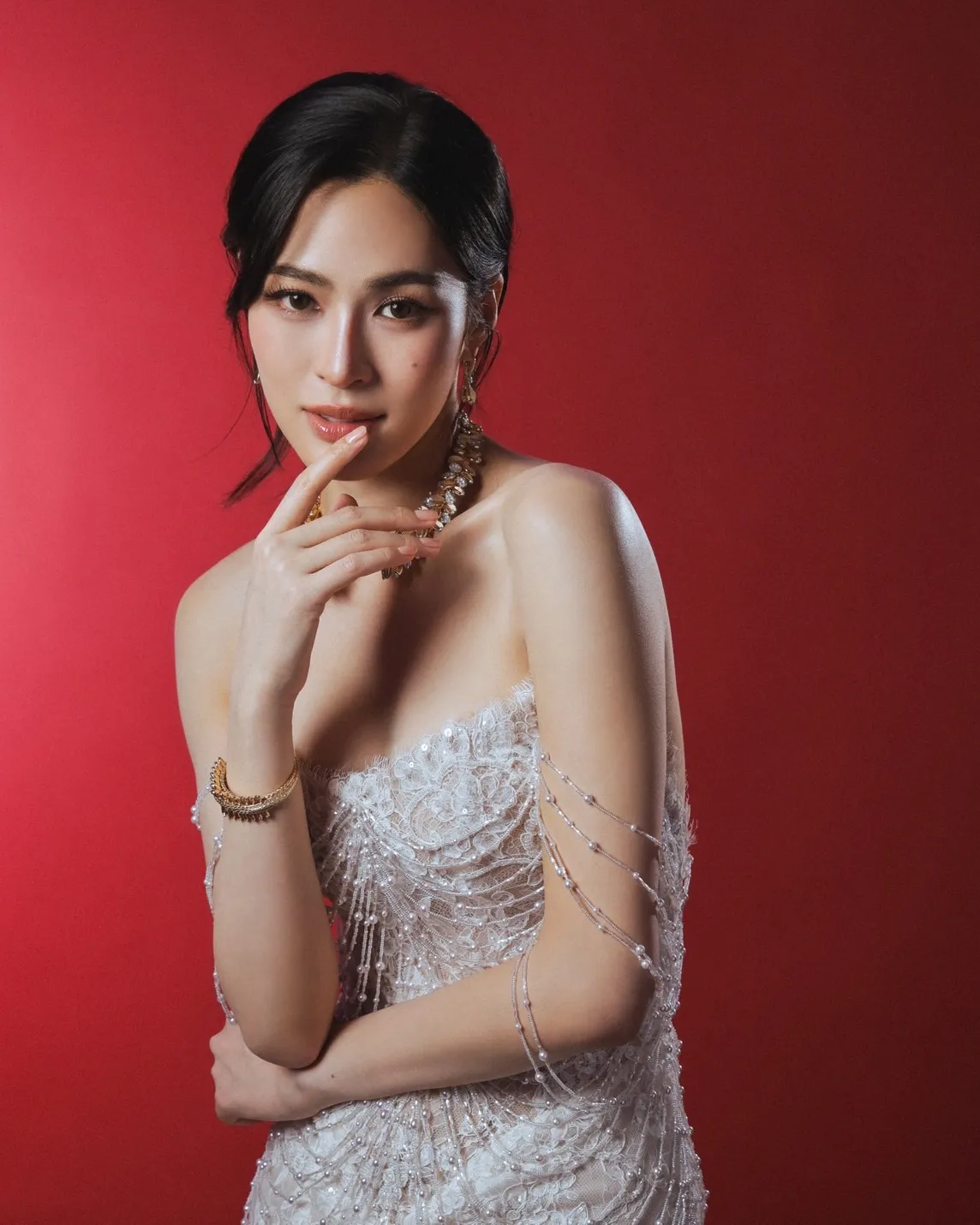 หลิงหลิง คอง กับเครื่องประดับ Cartier ในงาน Weibo Gala 2026