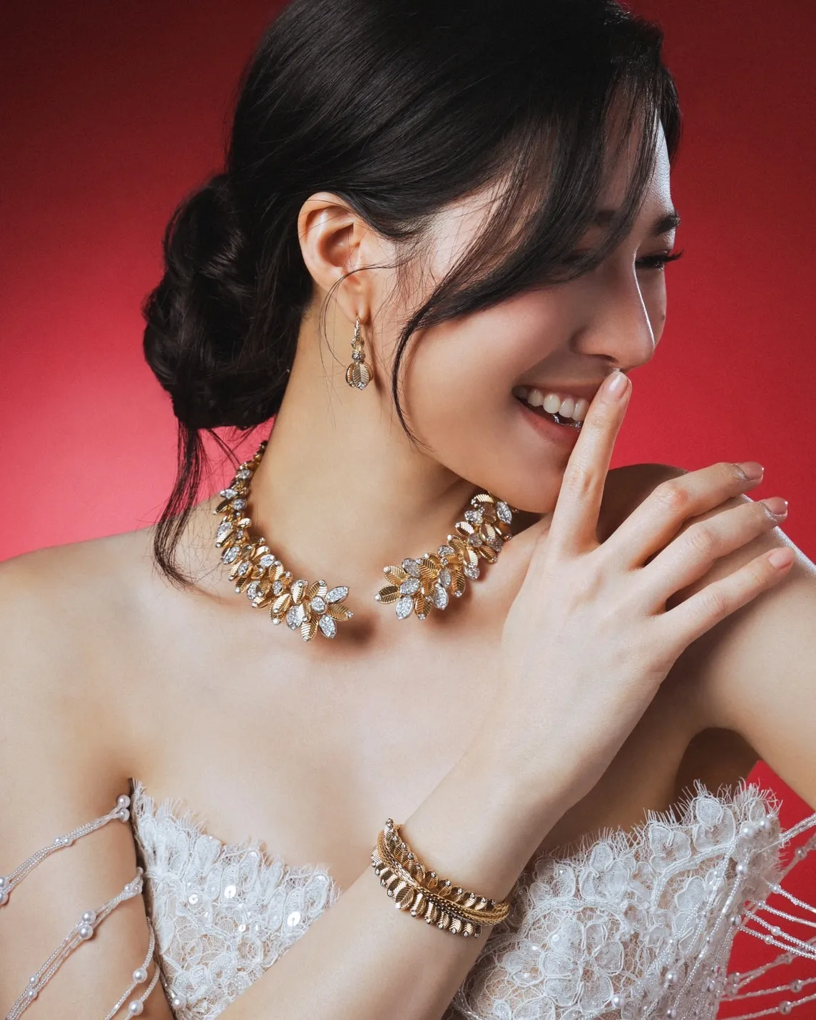 หลิงหลิง คอง กับเครื่องประดับ Cartier ในงาน Weibo Gala 2026