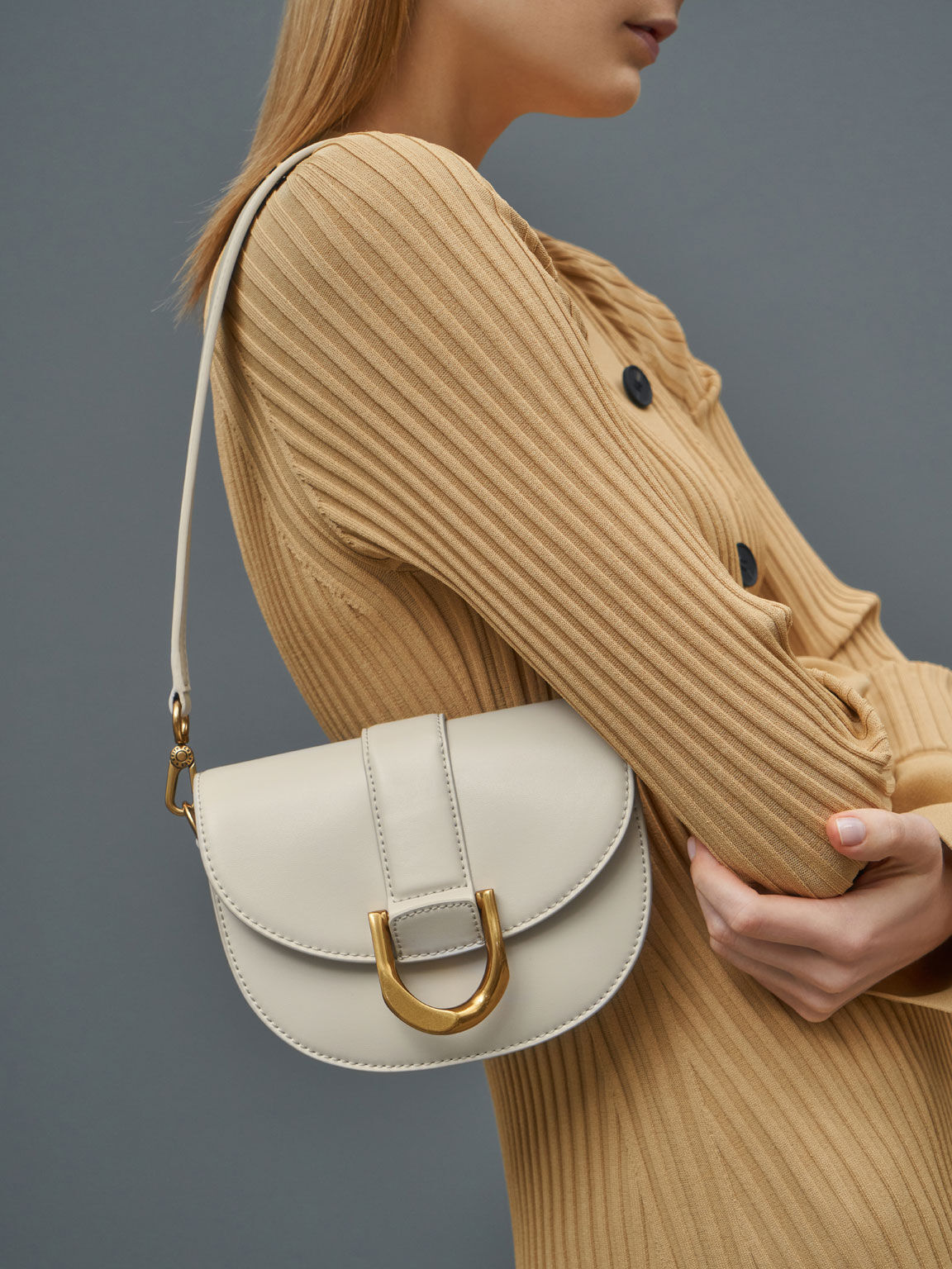 ส่องกระเป๋า Charles & Keith รุ่นใหม่ที่เป็นเจ้าของได้ในงบไม่เกิน 3 แบงค์เทา