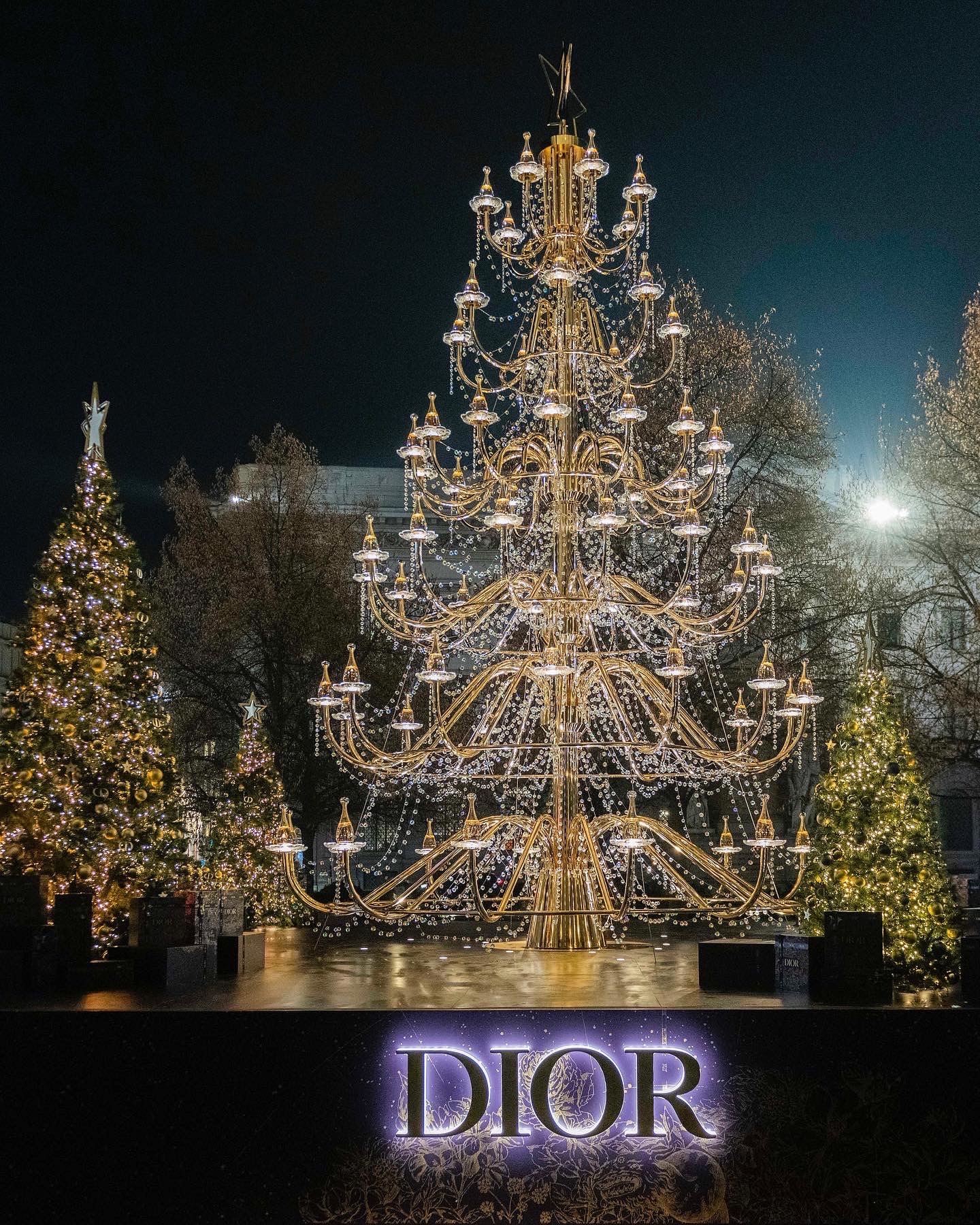 ต้นคริสต์มาส Dior การรังสรรค์ที่จุดประกายความโดดเด่นท่ามกลางเมืองมิลาน