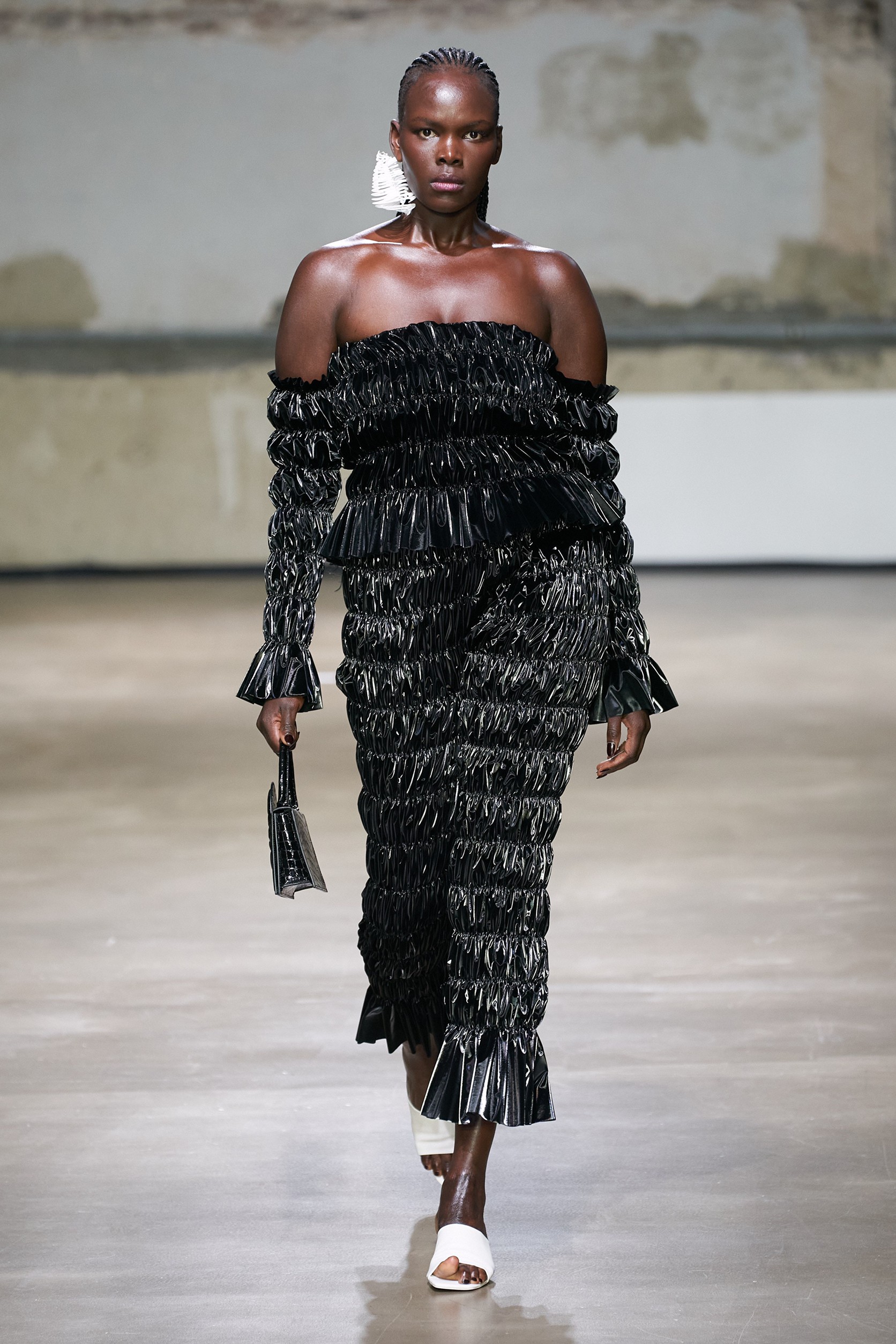 Ester Manas, Ester Manas SS23, PFW, สาวอวบ, แฟชั่นสาวอวบ, แฟชั่นผู้หญิง, แฟชั่นผู้หญิงอวบ, แฟชั่นคนอ้วน, นางแบบพลัสไซซ์, นางแบบพลัสไซส์, นางแบบ plus size, plus size, plus size model