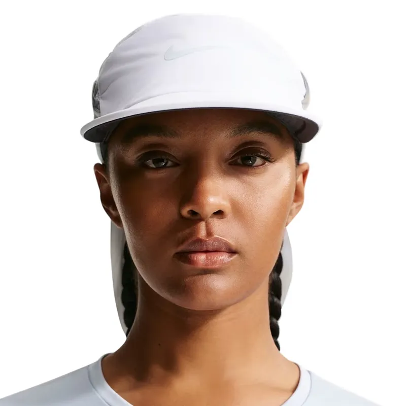 ผู้หญิงสวมหมวกวิ่ง Nike Fly Dri-FIT ADV สีขาว พร้อมผ้าคลุมต้นคอสำหรับวิ่งกลางแจ้งและอากาศร้อน