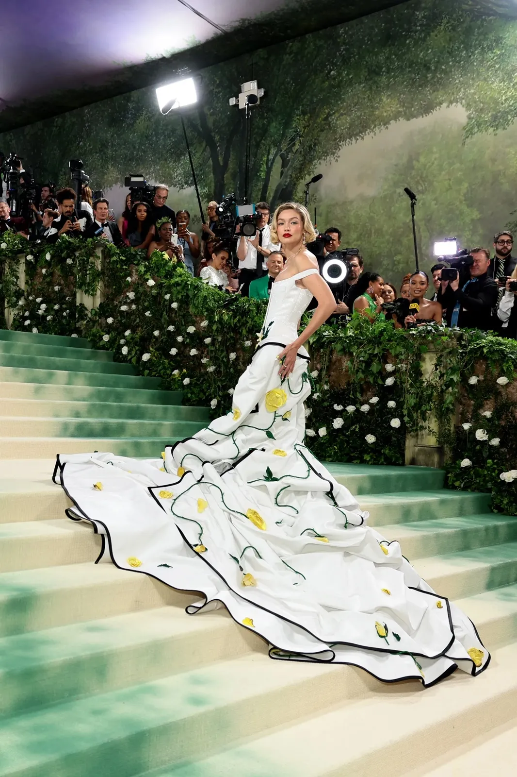 Gigi Hadid, Gigi Hadid fashion, Gigi Hadid Met Gala, Gigi Hadid Met Gala 2024, Gigi Hadid Thom Browne, Thom Browne, Met Gala, Met Gala 2024