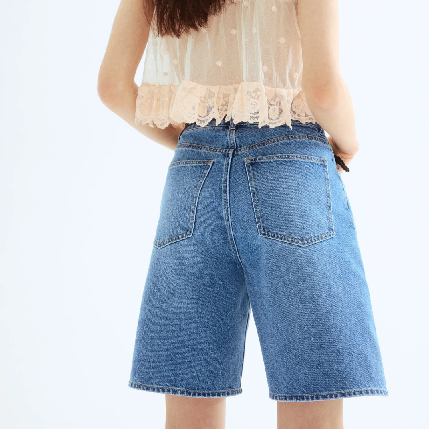 Denim Bermuda Shorts (ราคา 990 บาท) จาก H&M