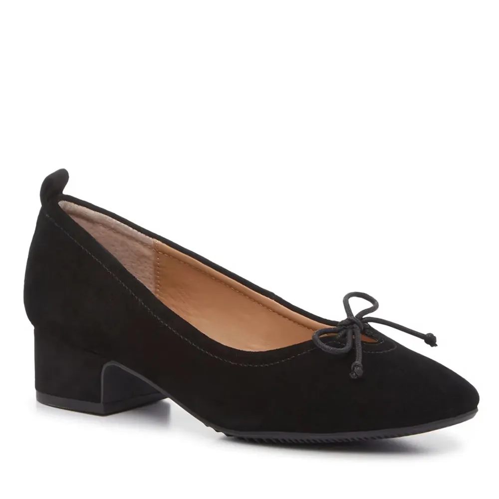 คัชชูสีดำหัวมน รุ่น Netty Pump จาก Hush Puppies ส้นบล็อกเตี้ย ตกแต่งโบว์เล็ก เรียบสุภาพ ใส่สบาย