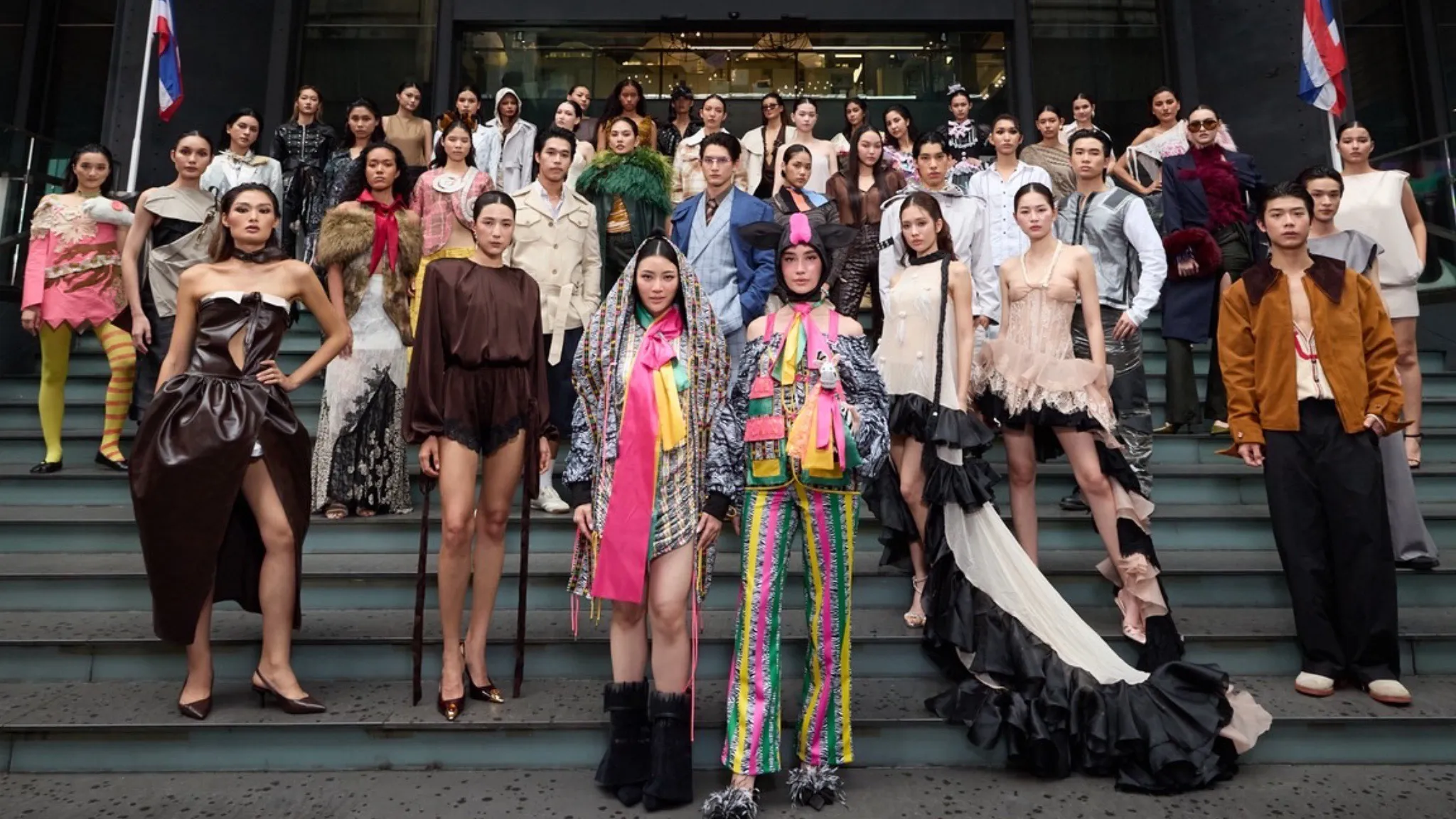 ส่องรันเวย์ Siam Center Fashion Visionary ปรากฏการณ์ครั้งสำคัญของดีไซเนอร์ไทยรุ่นใหม่!