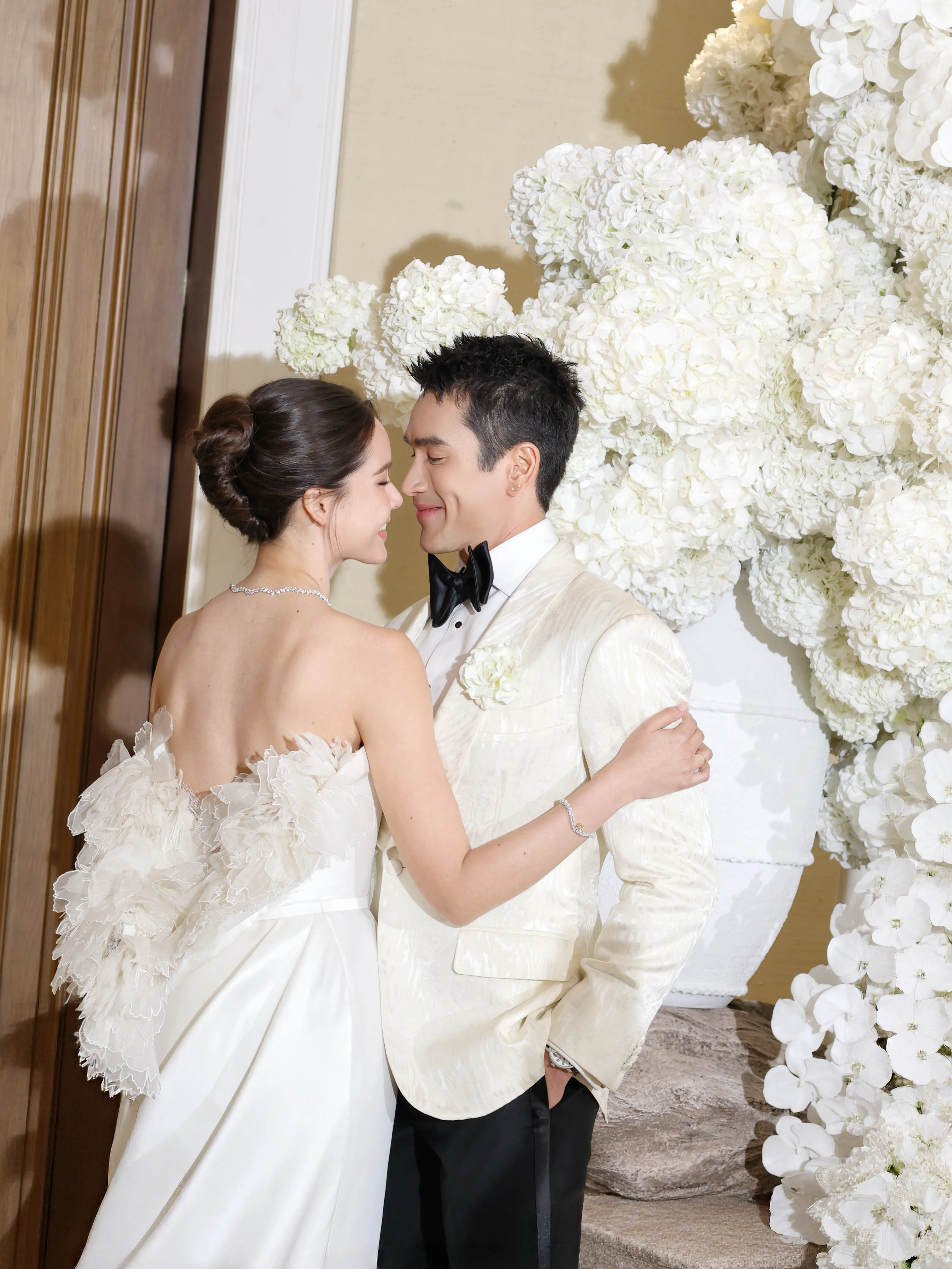 'ญาญ่า-อุรัสยา' ในชุดแต่งงานแบรนด์ไทย Meshmuseum ที่กรุงเทพ