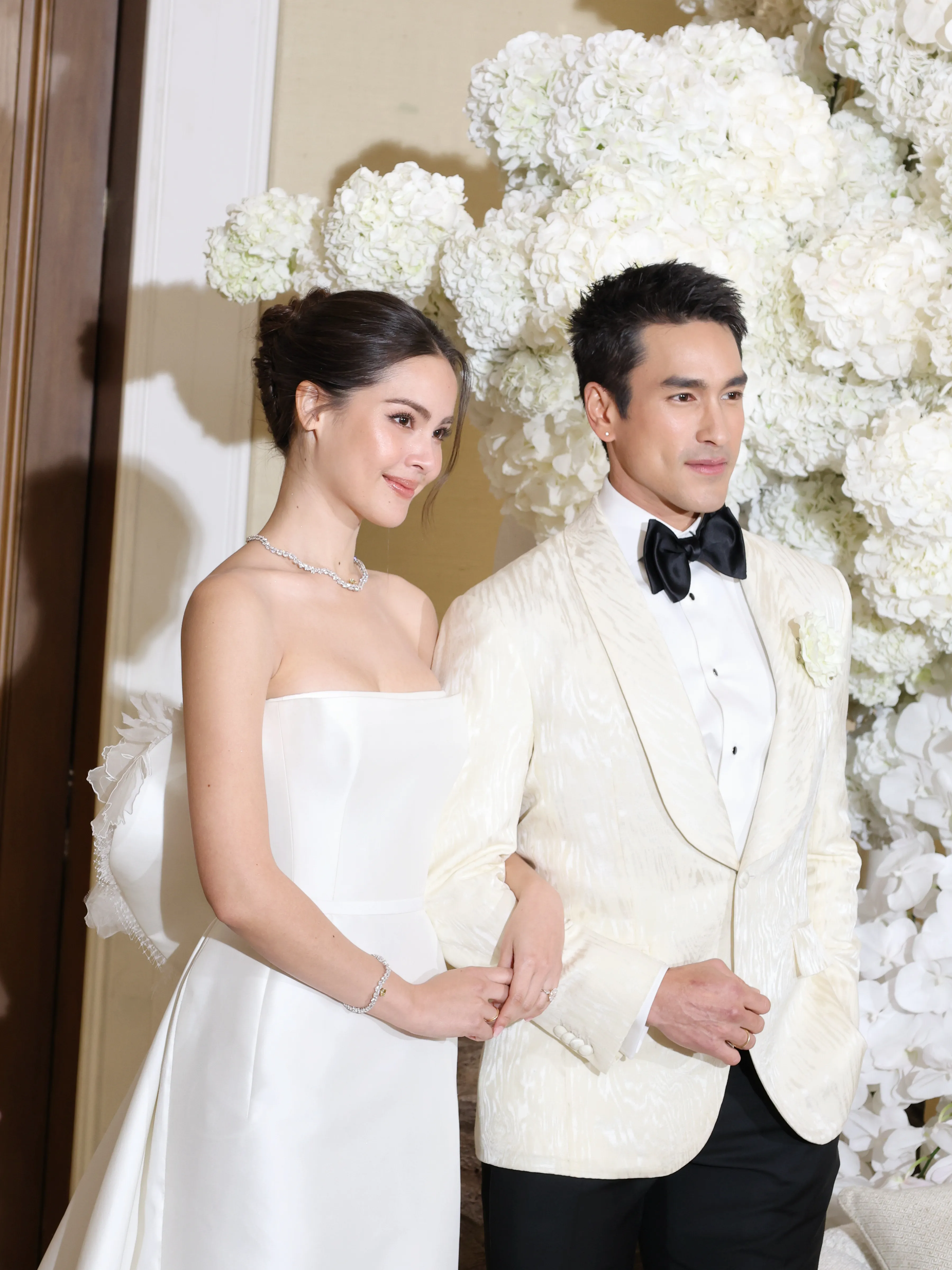 'ญาญ่า-อุรัสยา' ในชุดแต่งงานแบรนด์ไทย Meshmuseum ที่กรุงเทพ
