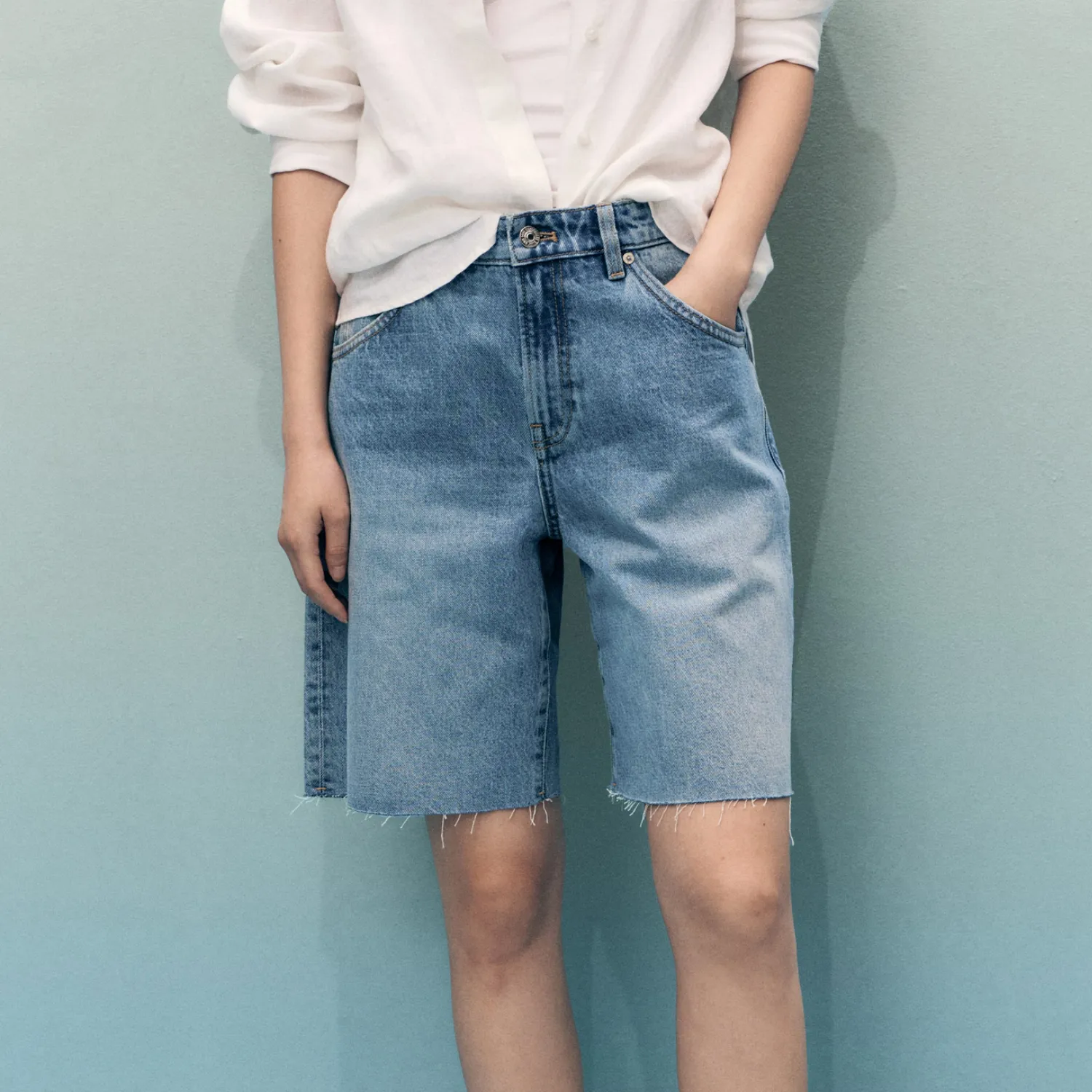 Frayed Hem Denim Shorts (ราคา 1,590 บาท) จาก Mango