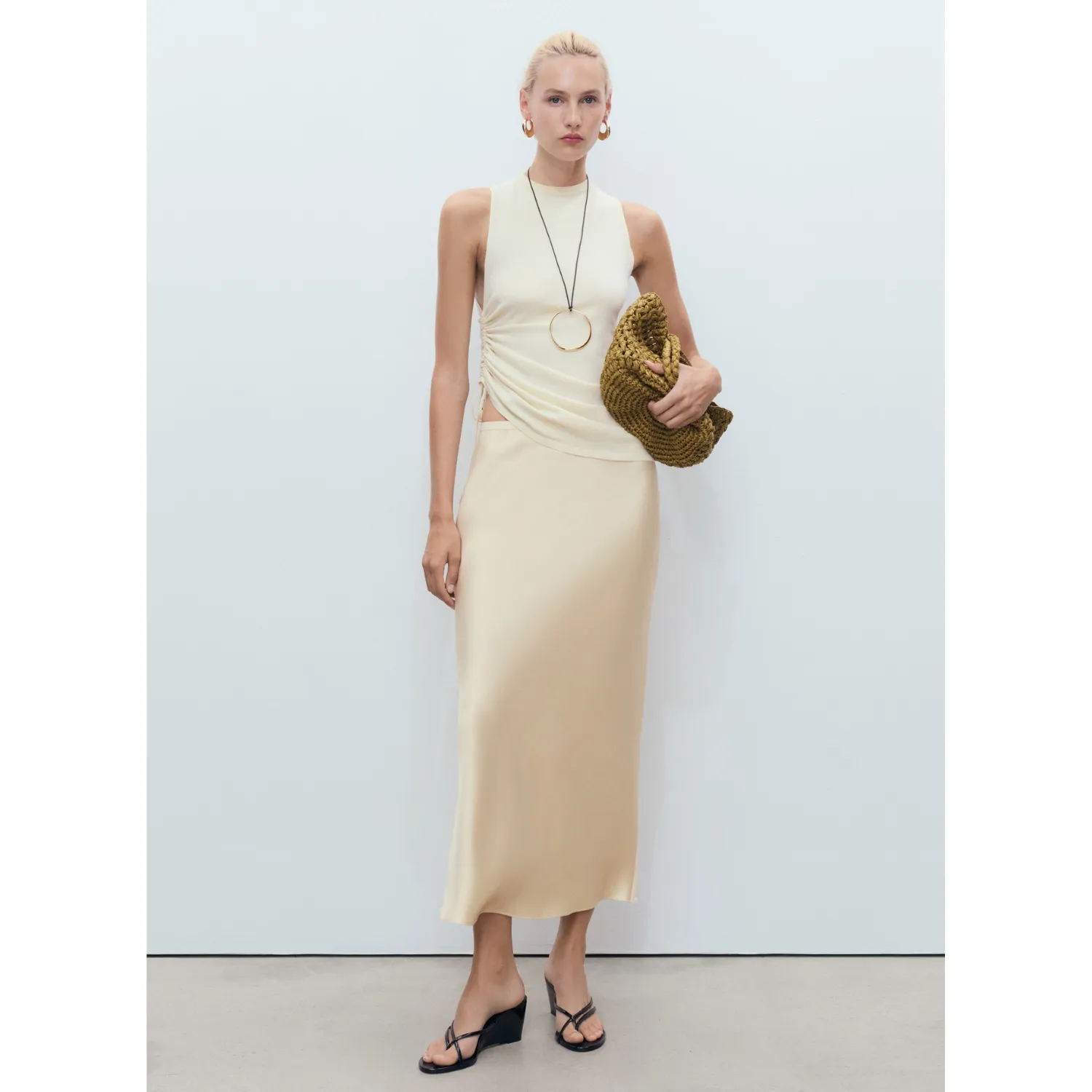 Midi Satin Skirt (2,290 บาท) จาก Mango
