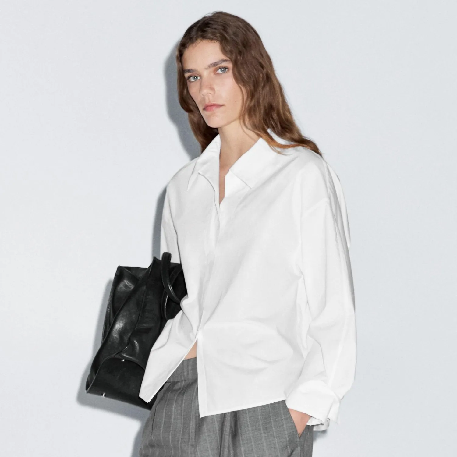 Loose Fitting 100% Cotton Poplin Shirt (ราคา 3,290 บาท) จาก Massimo Dutti