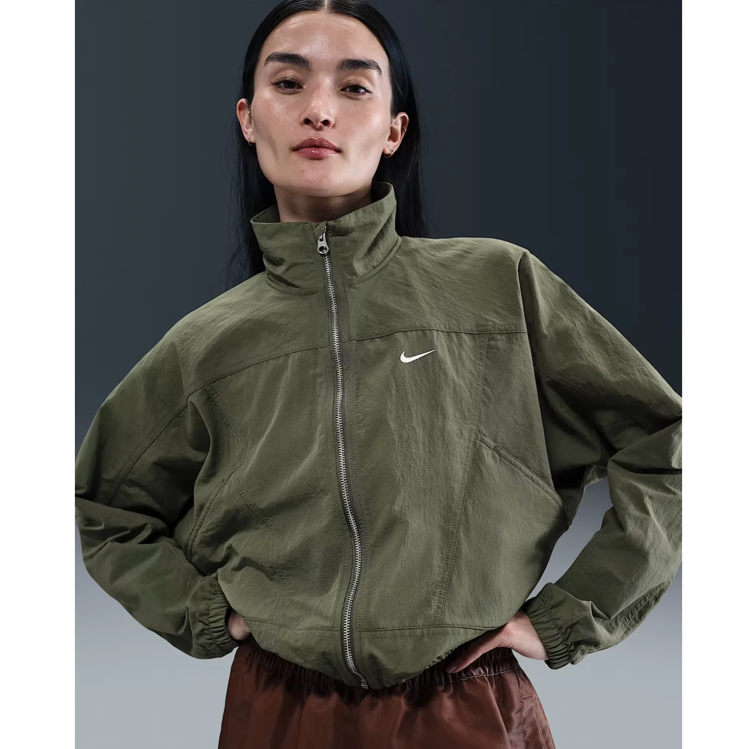 Sportswear Everything Wovens (ราคา 2,900 บาท) จาก Nike