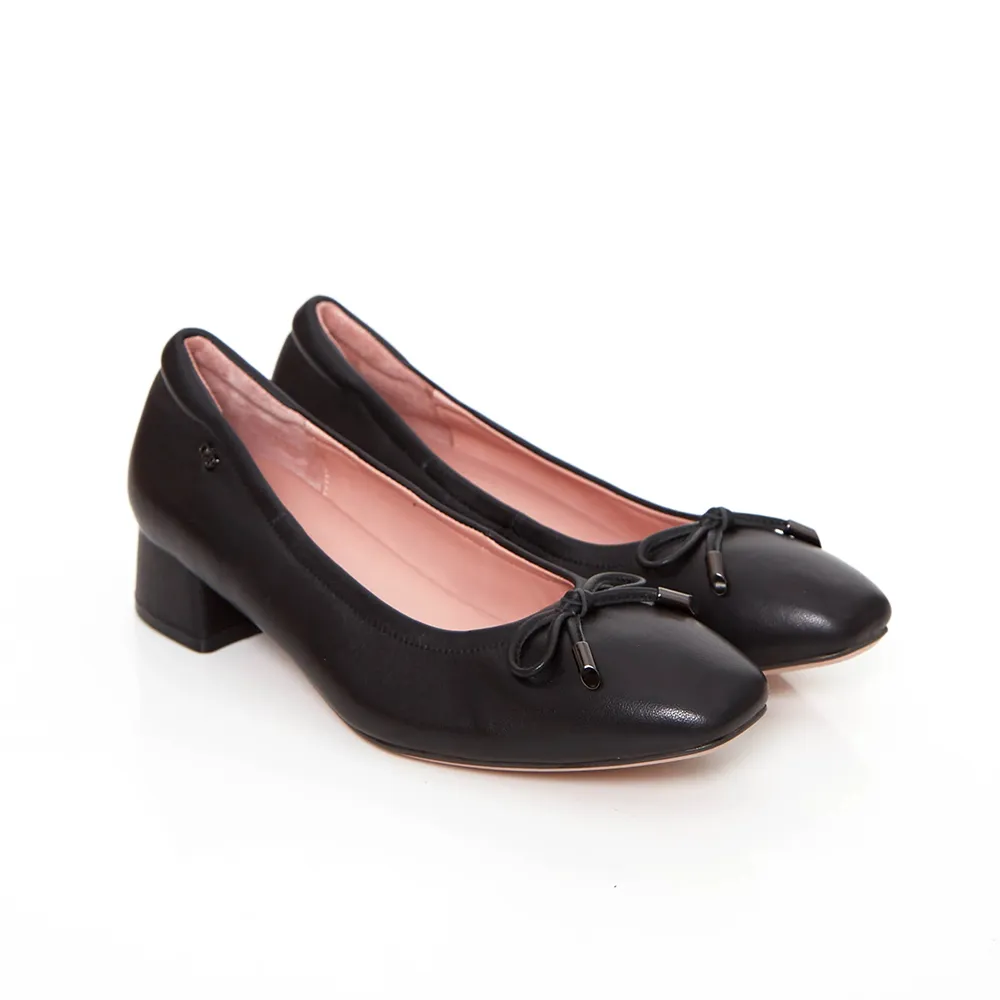 รองเท้าคัชชูสีดำรุ่น Audrey Classic Heels จาก O&B หนังแกะนุ่ม ส้นเตี้ย เรียบหรู ใส่สบาย