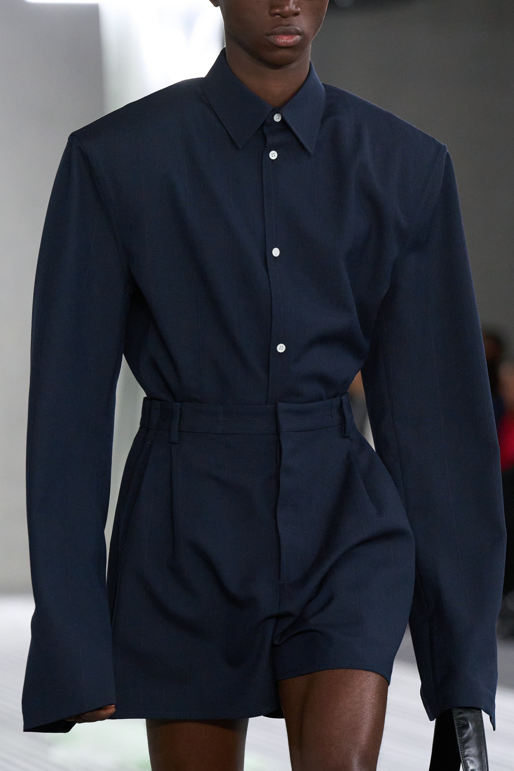 Tucked-in Jacket! พลิกมิติการสวมแจ็กเก็ตในกางเกงจาก Prada ที่สร้างสีสัน ...