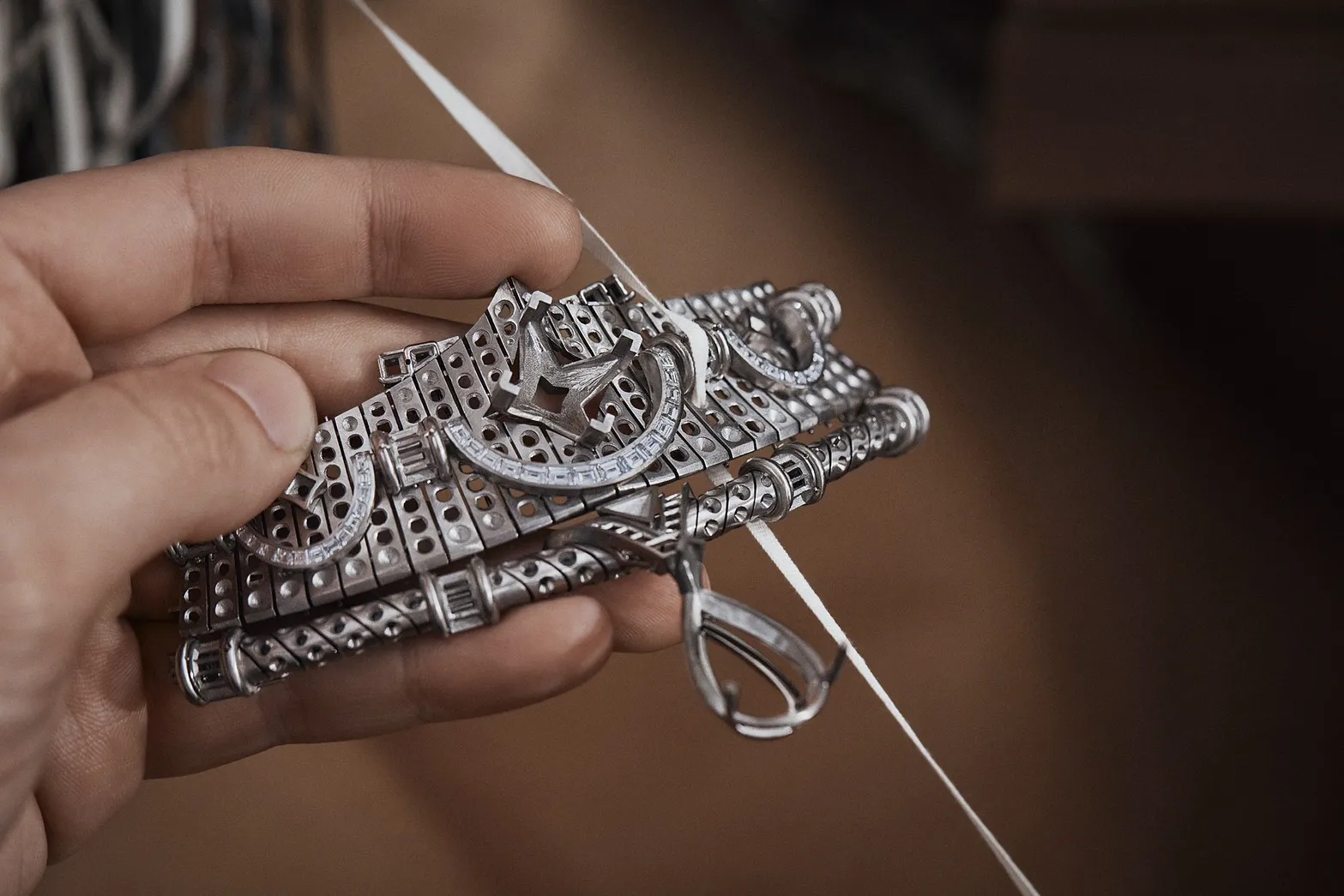 สร้อยคอมรกตและเพชรในแบบ 'LV Monogram Star Cut'