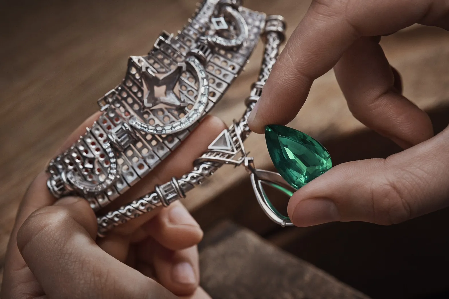 สร้อยคอมรกตและเพชรในแบบ 'LV Monogram Star Cut'