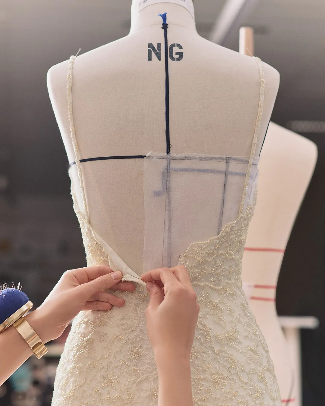 Savoir-Faire ชุดแต่งงานสั่งตัดพิเศษของ ญาญ่า-อุรัสยา โดย Louis Vuitton
