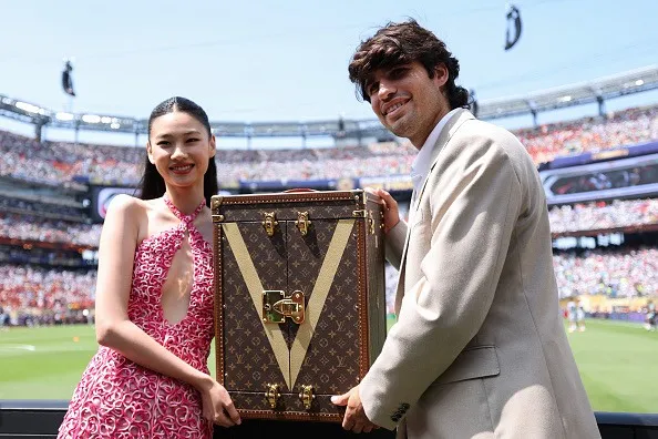 สอง Louis Vuitton แบรนด์แอมบาสเดอร์ 'Carlos Alcaraz' และ 'Hoyeon' เป็นผู้เชิญถ้วยรางวัล พร้อม Louis Vuitton Trophy Trunk