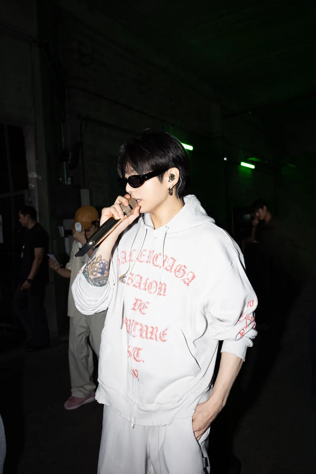 'Jung Kook' ในชุดสั่งตัดพิเศษจาก Balenciaga ขึ้นแสดงคอนเสิร์ตเวิร์ลทัวร์ ARIRANG ณ กรุงปารีส