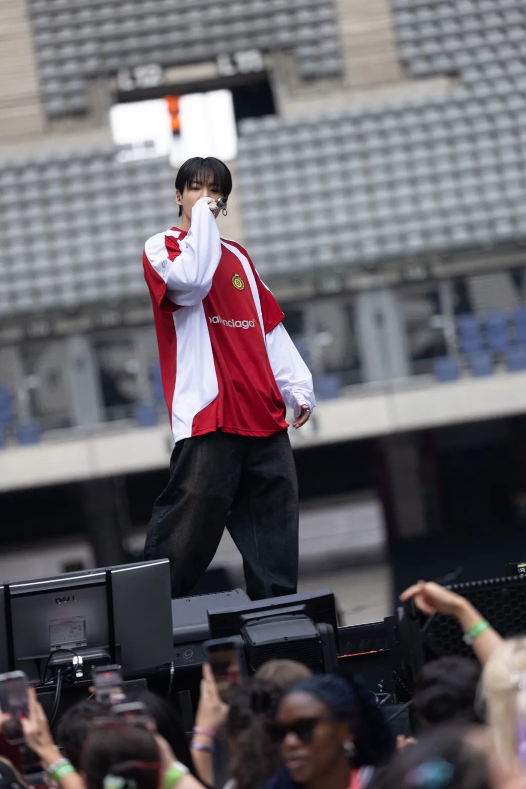 'Jung Kook' ในชุดสั่งตัดพิเศษจาก Balenciaga ขึ้นแสดงคอนเสิร์ตเวิร์ลทัวร์ ARIRANG ณ กรุงปารีส
