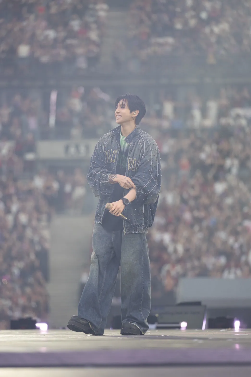 'Jung Kook' ในชุดสั่งตัดพิเศษจาก Balenciaga ขึ้นแสดงคอนเสิร์ตเวิร์ลทัวร์ ARIRANG ณ กรุงปารีส