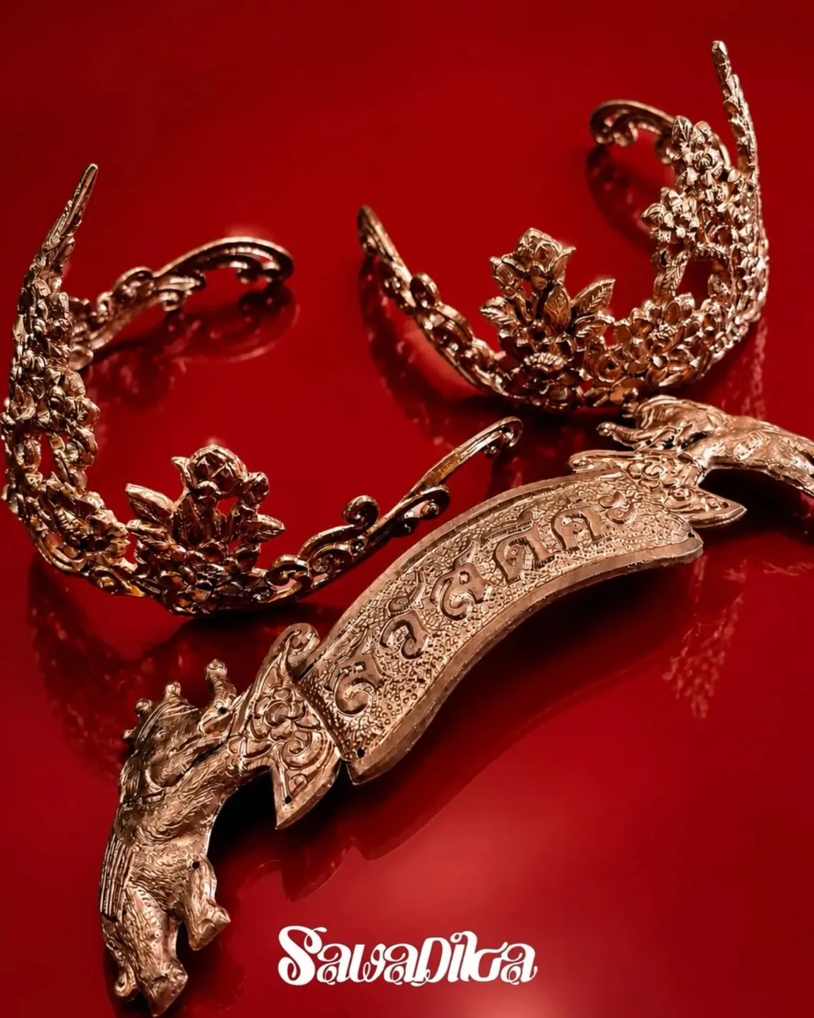 ชุดจาก HOOK'S by PRAPAKAS ที่ 'LISA' สวมใส่ใน MV 'SaWaDika'