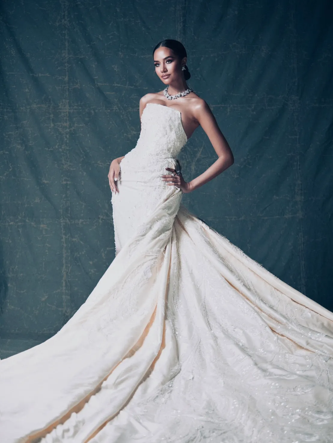 ลุคอำลาตำแหน่งของ 'โอปอล-สุชาตา' ในชุดราตรีสั่งตัดพิเศษจาก SIRIVANNAVARI บนเวที Miss World ณ กรุงญาจาง ประเทศเวียดนาม