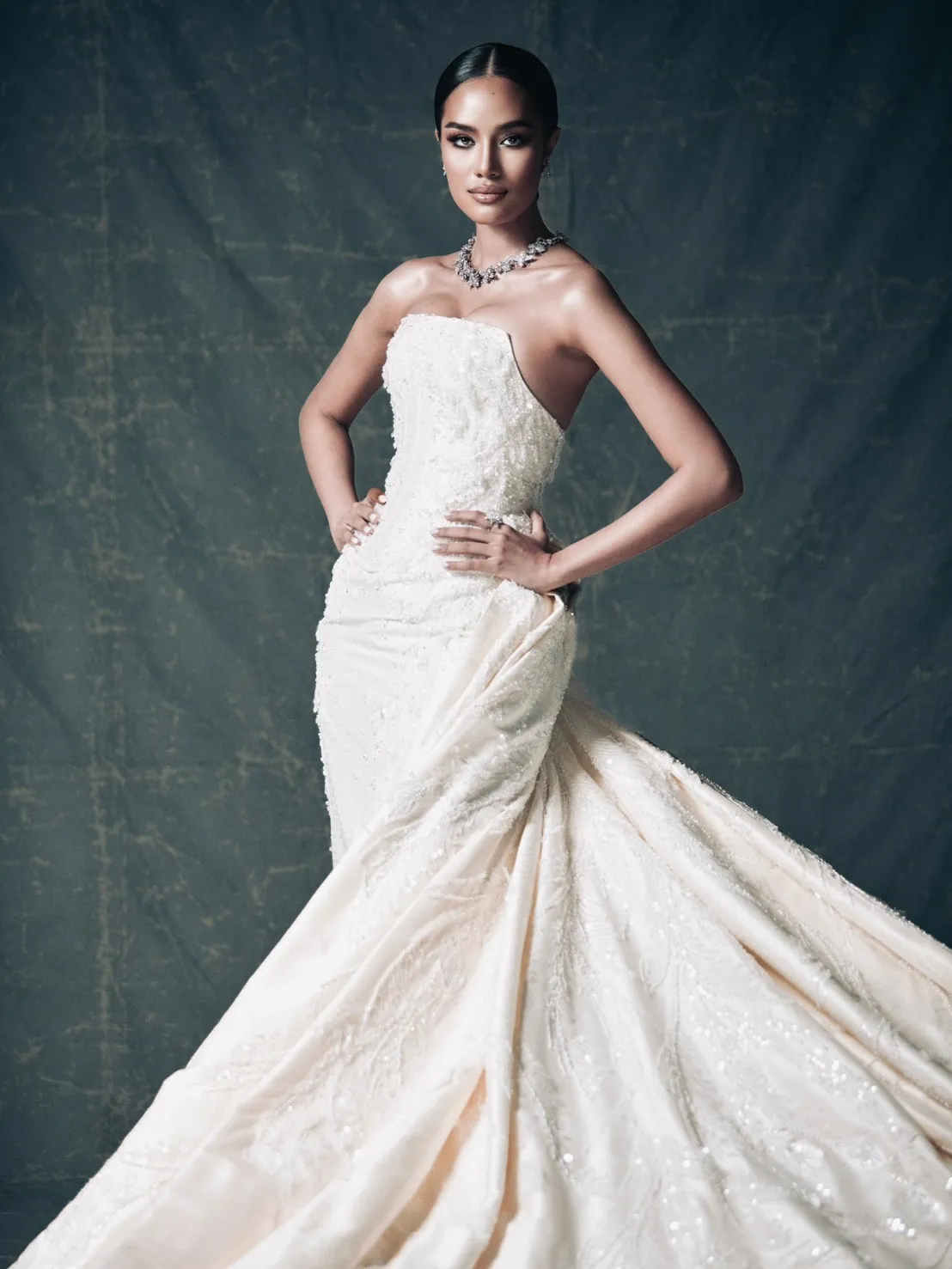 ลุคอำลาตำแหน่งของ 'โอปอล-สุชาตา' ในชุดราตรีสั่งตัดพิเศษจาก SIRIVANNAVARI บนเวที Miss World ณ กรุงญาจาง ประเทศเวียดนาม