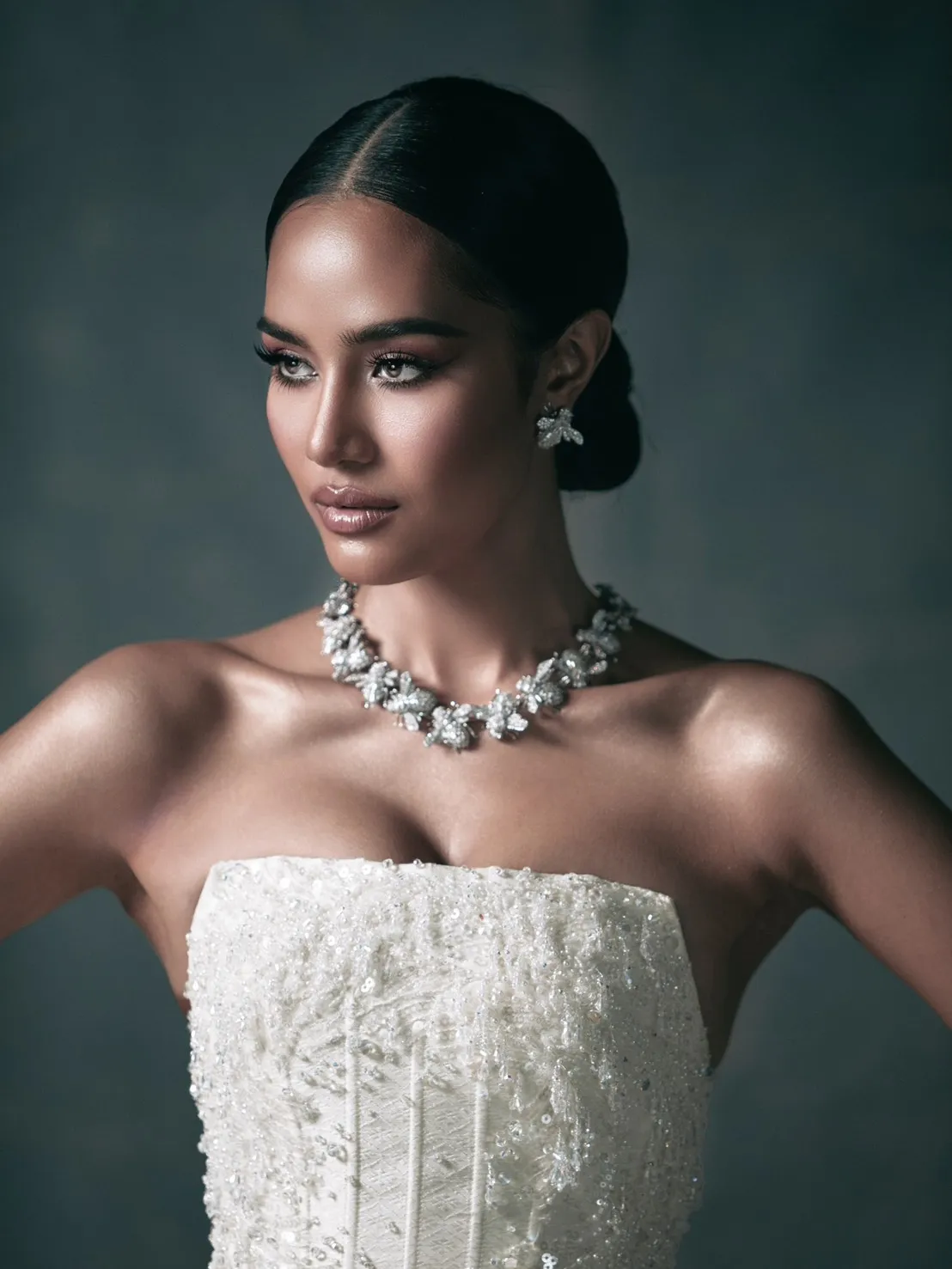 ลุคอำลาตำแหน่งของ 'โอปอล-สุชาตา' ในชุดราตรีสั่งตัดพิเศษจาก SIRIVANNAVARI บนเวที Miss World ณ กรุงญาจาง ประเทศเวียดนาม