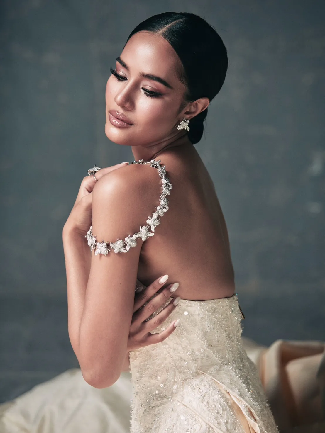 ลุคอำลาตำแหน่งของ 'โอปอล-สุชาตา' ในชุดราตรีสั่งตัดพิเศษจาก SIRIVANNAVARI บนเวที Miss World ณ กรุงญาจาง ประเทศเวียดนาม