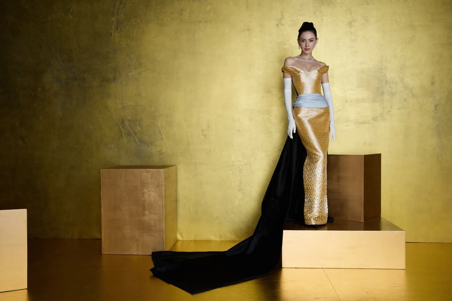 'ใหม่-ดาวิกา โฮร์เน่' สวมใส่ชุดราตรีผ้าไหมยกทอง โดย Meshmuseum ในงาน Vogue Gala 2026