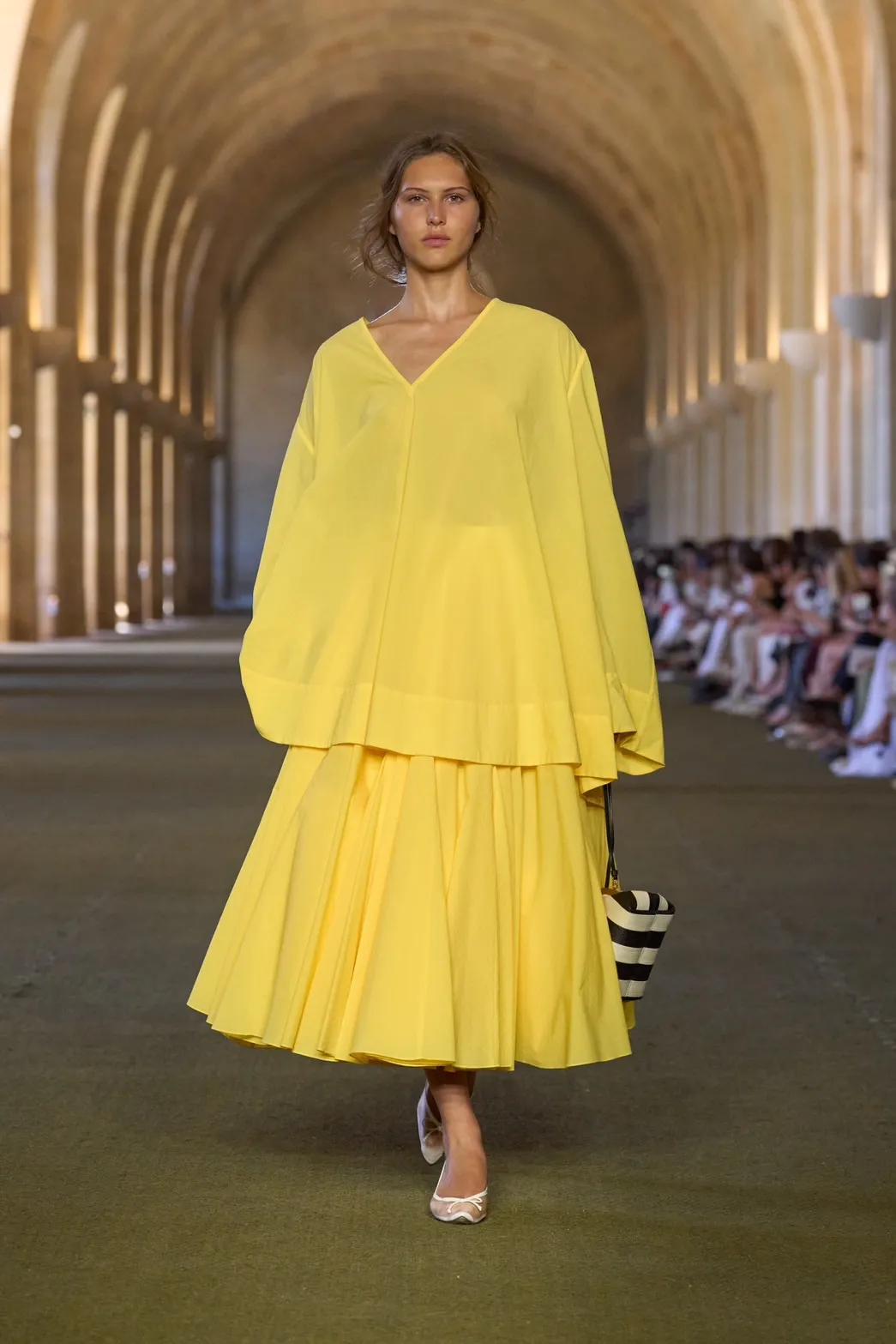 นางเเบบบนรันเวย์ Jacquemus Fall 2025 ‘Le Paysan’
