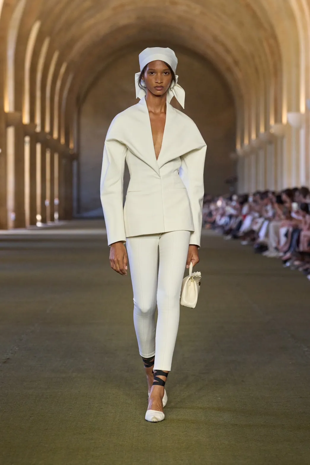 นางเเบบบนรันเวย์ Jacquemus Fall 2025 ‘Le Paysan’