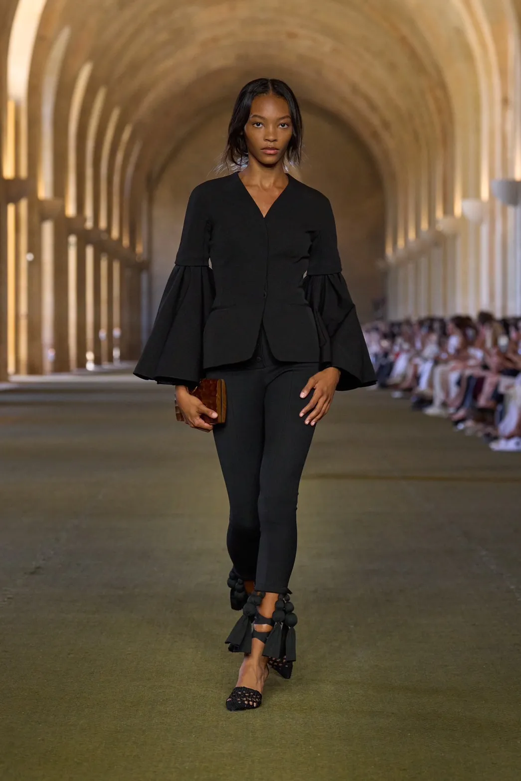นางเเบบบนรันเวย์ Jacquemus Fall 2025 ‘Le Paysan’