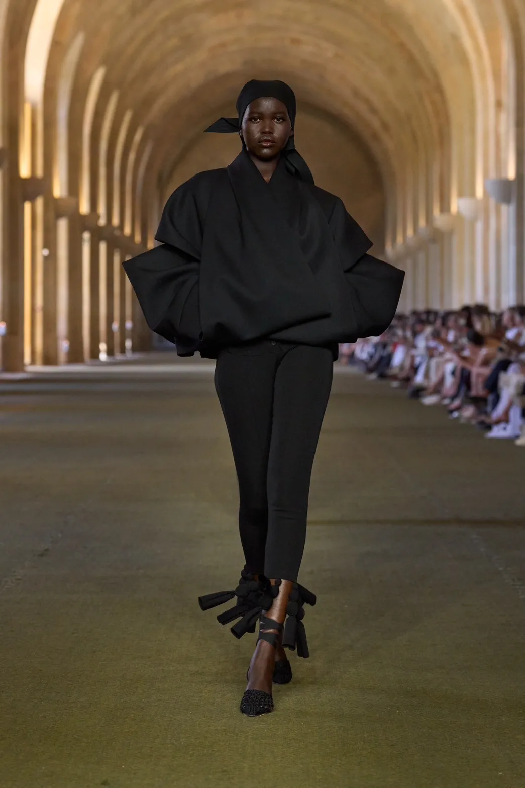 นางเเบบบนรันเวย์ Jacquemus Fall 2025 ‘Le Paysan’