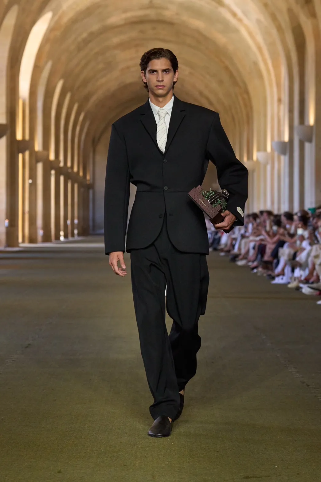 นางเเบบบนรันเวย์ Jacquemus Fall 2025 ‘Le Paysan’