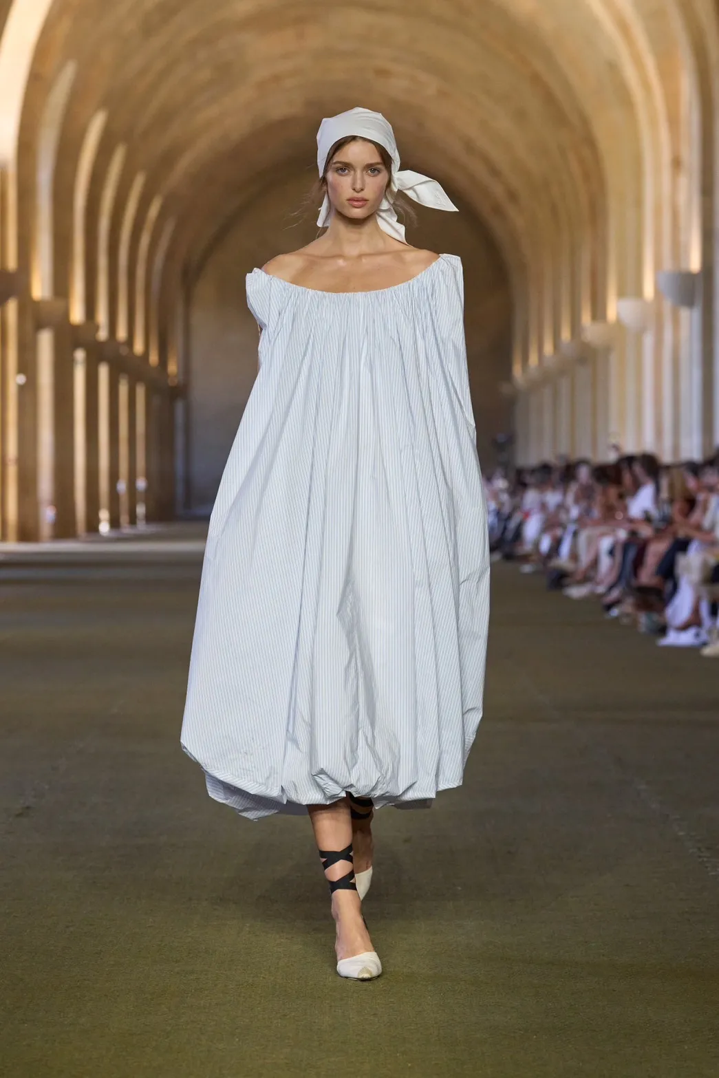 นางเเบบบนรันเวย์ Jacquemus Fall 2025 ‘Le Paysan’