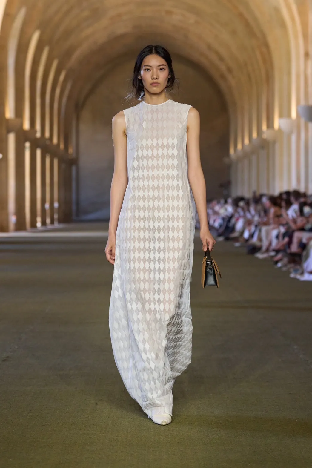 นางเเบบบนรันเวย์ Jacquemus Fall 2025 ‘Le Paysan’