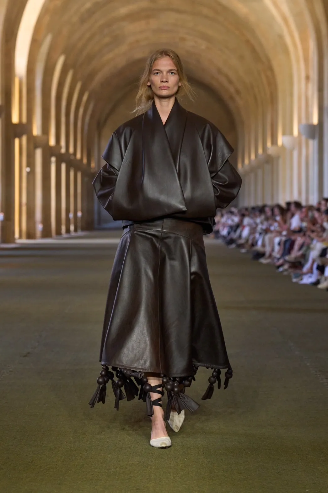 นางเเบบบนรันเวย์ Jacquemus Fall 2025 ‘Le Paysan’