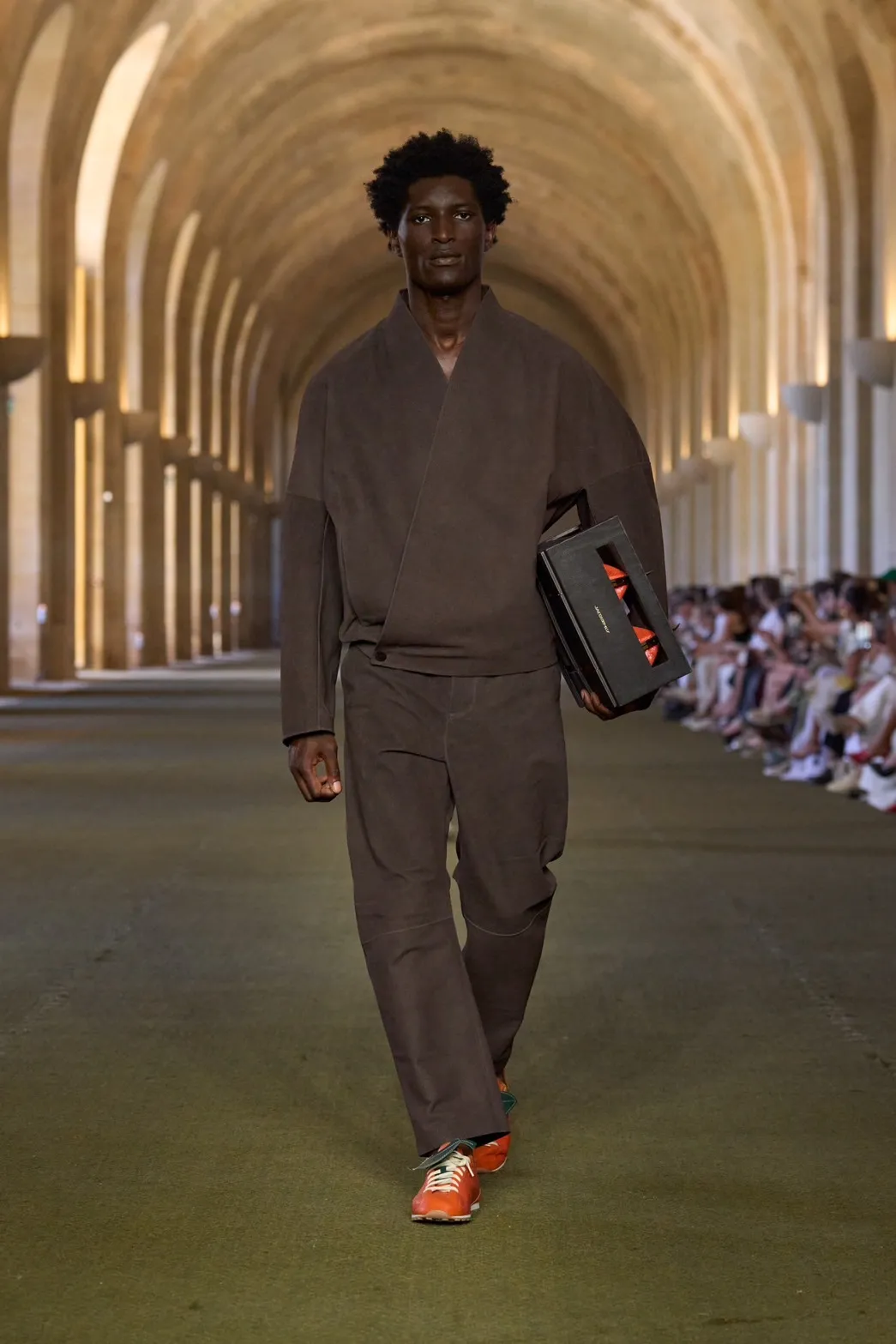 นางเเบบบนรันเวย์ Jacquemus Fall 2025 ‘Le Paysan’