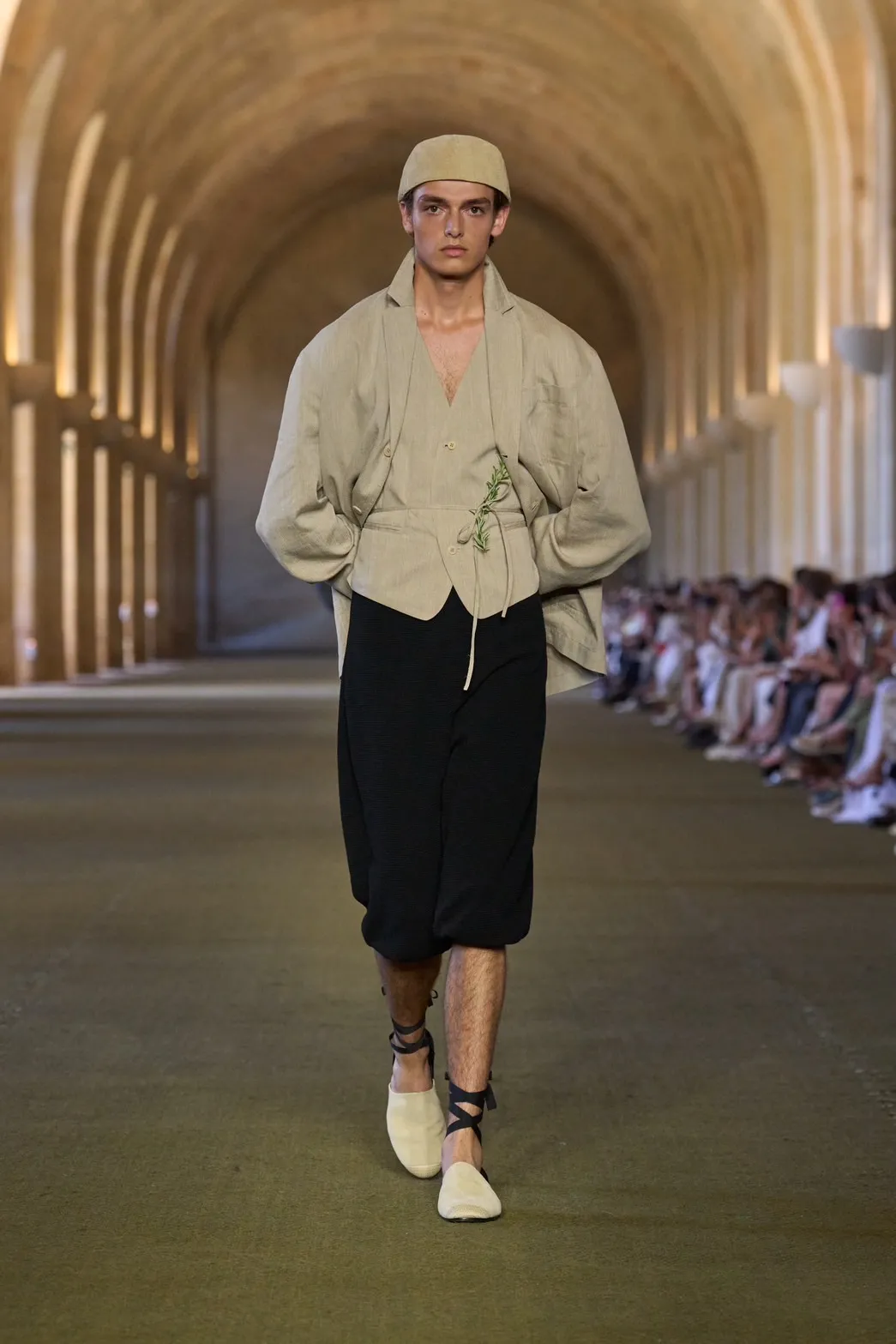 นางเเบบบนรันเวย์ Jacquemus Fall 2025 ‘Le Paysan’